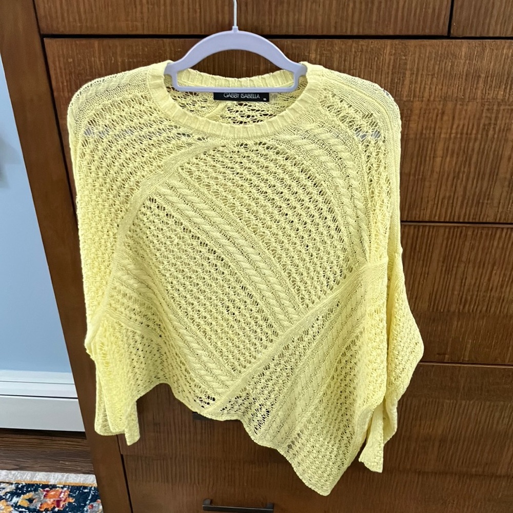 GABBY ISABELLA —LikeNew—Yellow Sweater. XS
